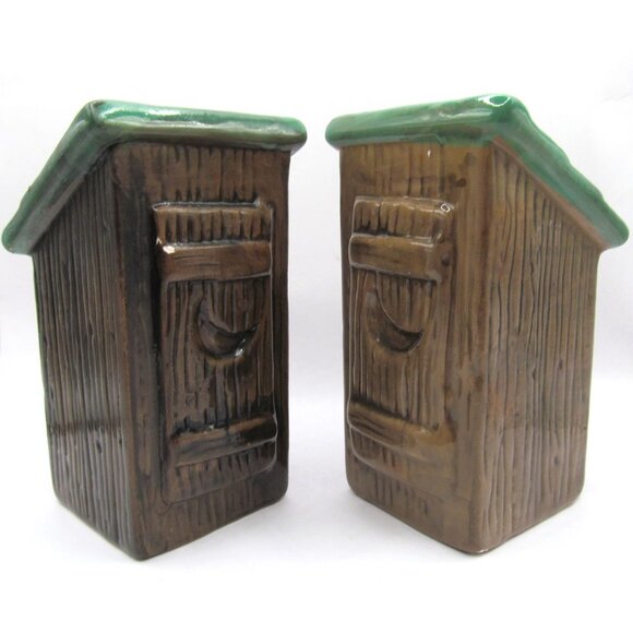 Novelty Outhouse Shaped Salt and Pepper Ceramic Shaker Set - Picture 9 of 10
